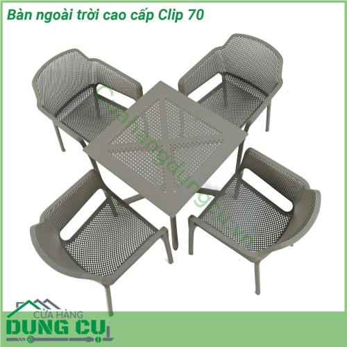 Bàn ngoài trời cao cấp Clip 70 là một chiếc bàn thiết kế đặc biệt cho không gian sân vườn ngoài trời với chất liệu nhựa sợi thủy tinh cao cấp  Mặt bàn DurelTop có độ bền cao  bề mặt mờ Có tăng chân Với chất liệu sử dụng cao cấp bạn hoàn toàn có thể yên tâm sử dụng chúng mà ko sợ nắng mưa hư hỏng hay bay màu