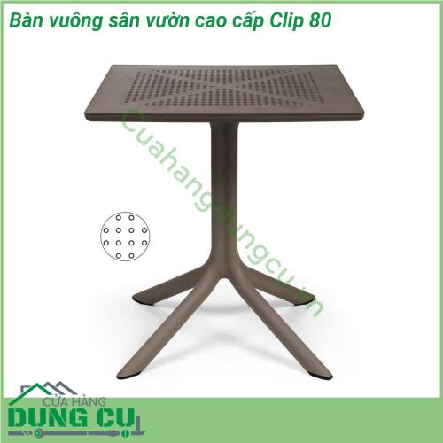 Bàn vuông sân vườn cao cấp Clip 80 được làm bằng chất liệu nhựa sợi thủy tinh cao cấp Bàn có 4 chân tỏa từ cột trụ Mặt bàn DurelTop polypropylene sợi thủy tinh với phụ gia UV có độ bền cao Bạn hoàn toàn có thể yên tâm sử dụng chúng mà ko sợ nắng mưa hư hỏng hay bay màu