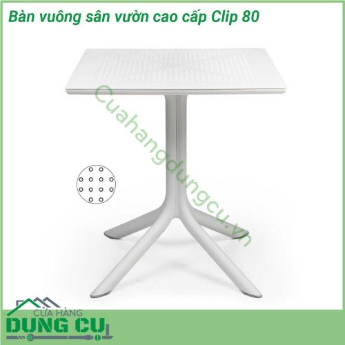 Bàn vuông sân vườn cao cấp Clip 80 được làm bằng chất liệu nhựa sợi thủy tinh cao cấp Bàn có 4 chân tỏa từ cột trụ Mặt bàn DurelTop polypropylene sợi thủy tinh với phụ gia UV có độ bền cao Bạn hoàn toàn có thể yên tâm sử dụng chúng mà ko sợ nắng mưa hư hỏng hay bay màu