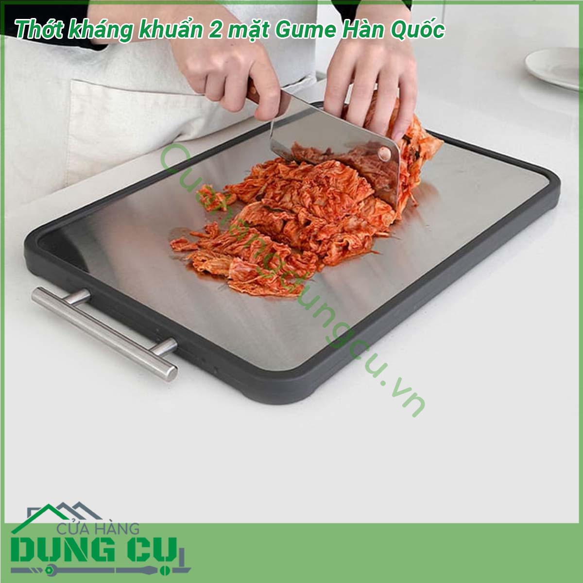 Thớt kháng khuẩn 2 mặt Gume Hàn Quốc được làm từ các loại gỗ chất lượng cao như gỗ mun nguyên khối Đảm bảo độ bền đáp ứng nhu cầu sử dụng lâu dài cho người tiêu dùng Bề mặt còn lại được làm từ thép không gỉ 304 đáp ứng mọi nhu cầu cảu người sư dụng Gỗ tự nhiên mang lại một cái nhìn ấn tượng và cảm giác ấm cúng trong không gian bếp của bạn Đồng thời cung cấp một bề mặt lý tưởng cho công việc cắt và chế biến thực phẩm