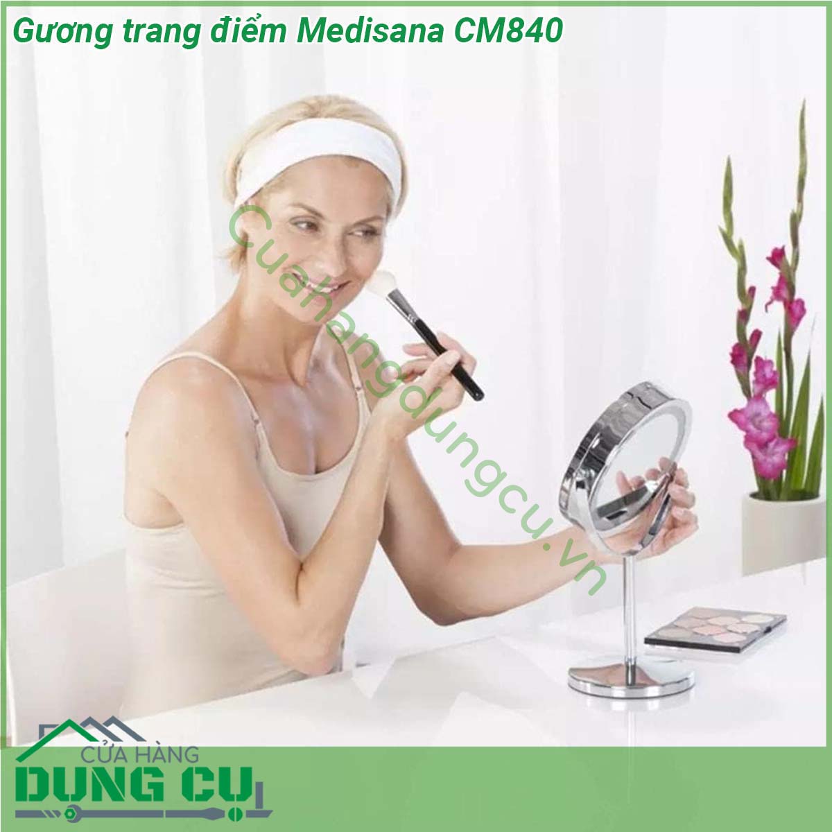 Gương trang điểm Medisana CM840&nbsp;là loại gương để bàn với chân đế chắc chắn hình tròn và giá đỡ có độ cao vừa phải tiện sử dụng Gương sở hữu kiểu dáng tinh tế với những đường bo tròn tỉ mỉ và góc cạnh tinh xảo mang đến một hơi hơi thở phong cách nghệ thuật hiện đại và không kém phần lãng mạn Gương trang điểm Medisana CM840 góp phần mang đến sự sang trọng tiện nghi và lịch sự cho không gian