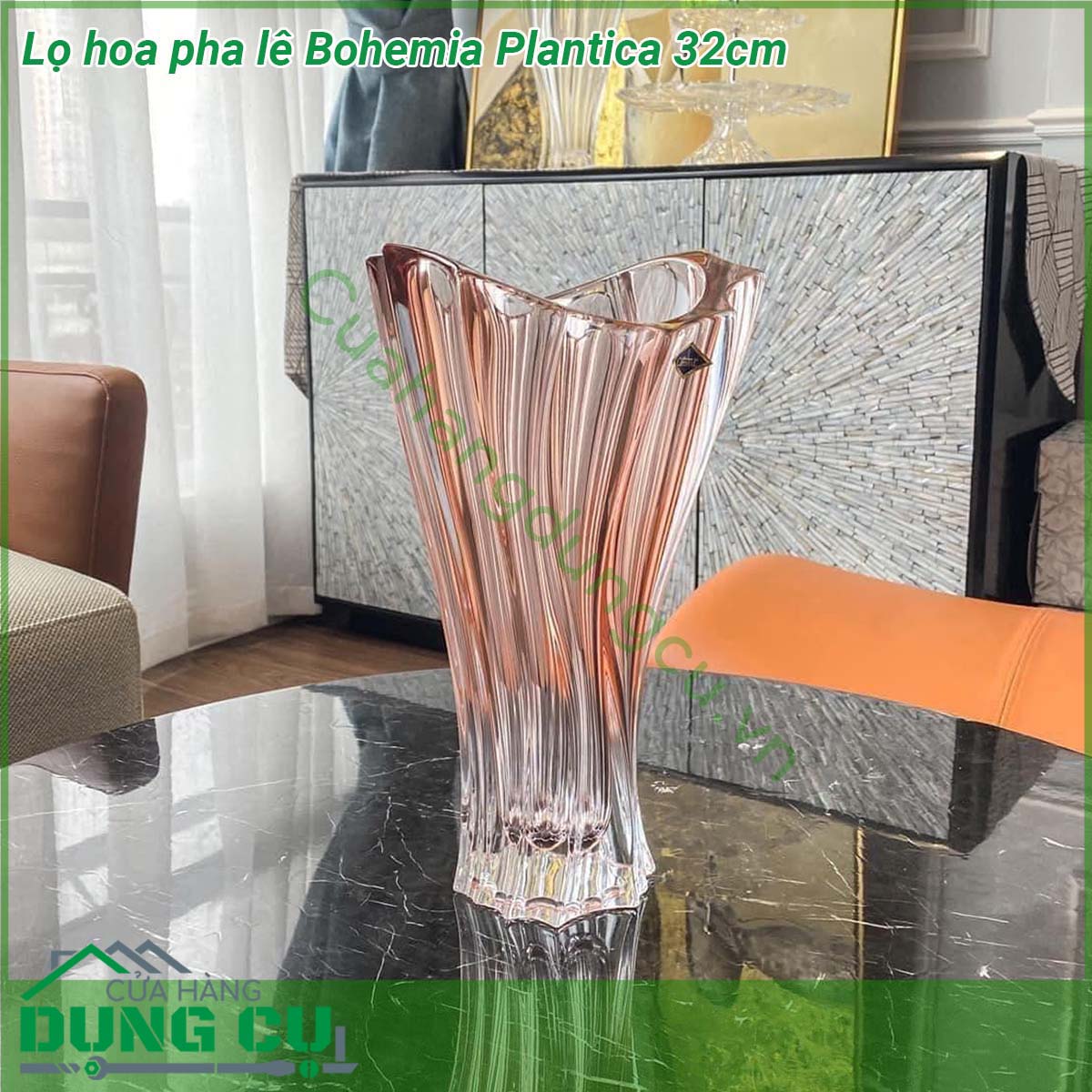 Lọ hoa pha lê Bohemia Plantica 32cm&nbsp;được làm bằng thủy tinh pha lê cao cấp nhất Lọ hoa có kiểu dáng sang trọng và phá cách được thiết kế theo phong cách Châu Âu hiện đại họa tiết lượn sóng sáng tạo tối giản không cầu kỳ nhưng toát lên vẻ thanh cao sang trọng đẳng cấp và tinh tế Bình pha lê rất phù hợp để cắm hoa cắt cành như một vật trang trí hiệu quả hoặc là một yếu tố của việc cắm hoa nó cũng sẽ hoạt động như một món quà